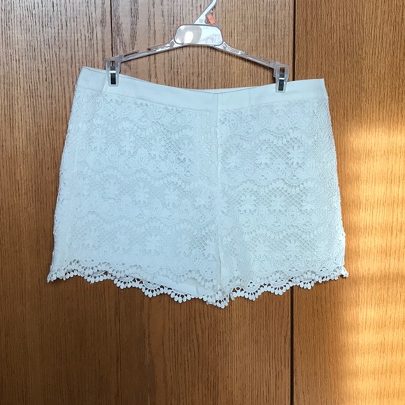 Ladies cream coloured lace shorts. Size 8. - Picture 1 of 4